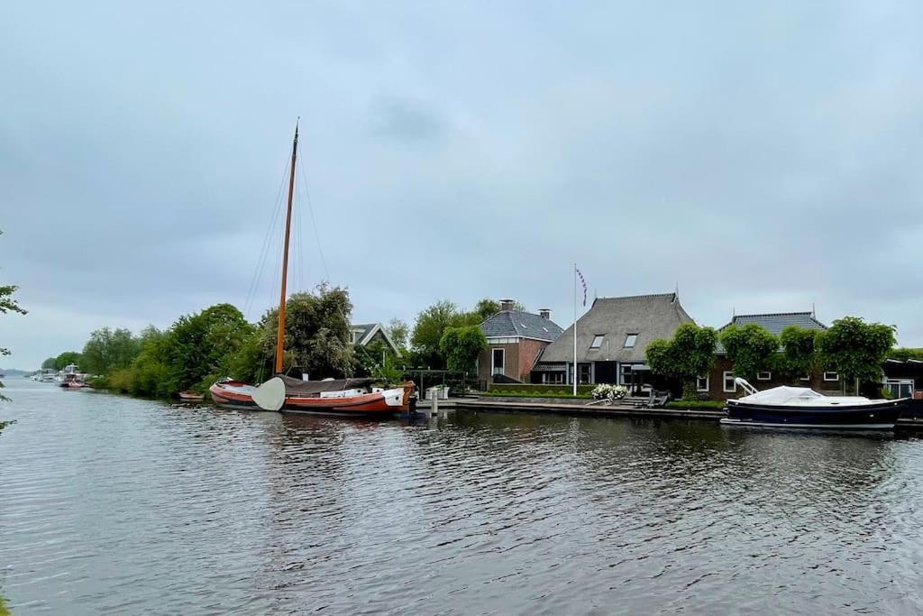 Puur Eastermar - Monumentaal, Authentiek En Luxe Koetshuis Aan Open Vaarwater Met Jacuzzi En Sauna Oostermeer Luaran gambar