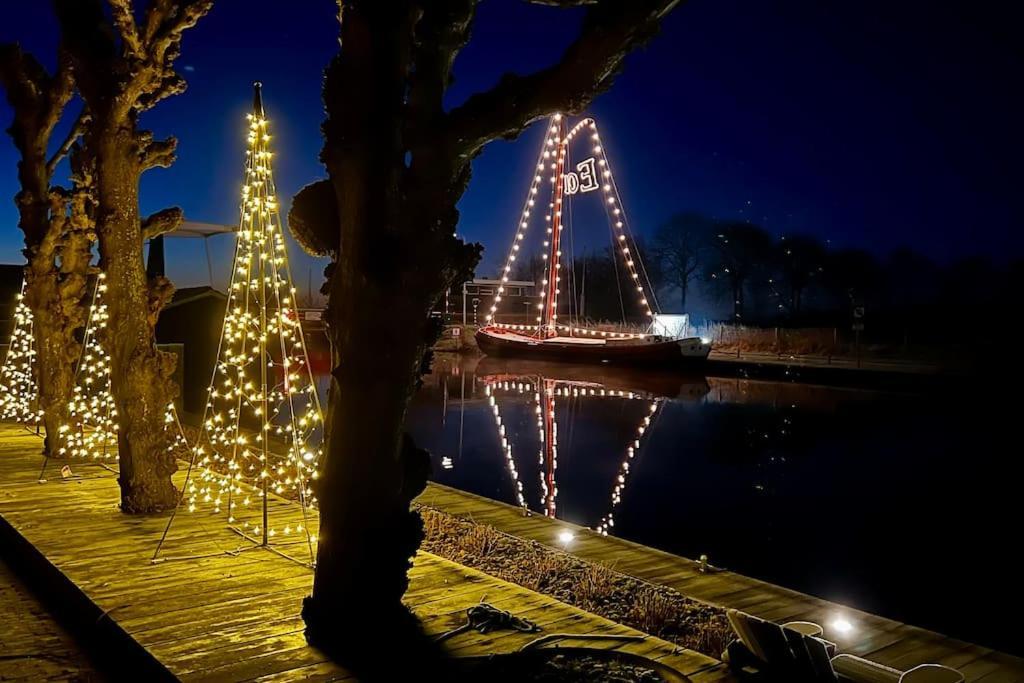 Puur Eastermar - Monumentaal, Authentiek En Luxe Koetshuis Aan Open Vaarwater Met Jacuzzi En Sauna Oostermeer Luaran gambar