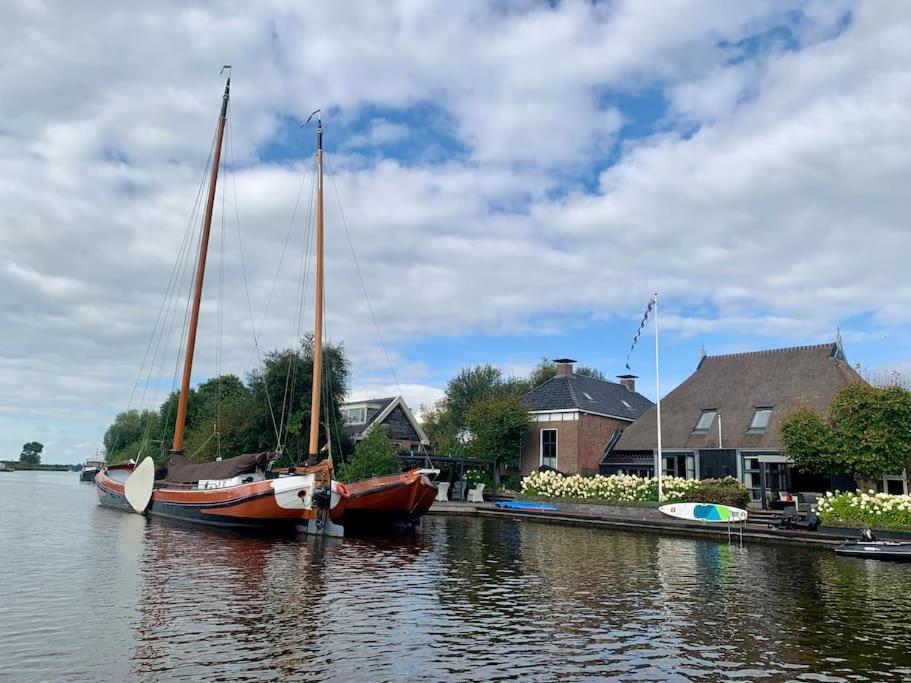 Puur Eastermar - Monumentaal, Authentiek En Luxe Koetshuis Aan Open Vaarwater Met Jacuzzi En Sauna Oostermeer Luaran gambar
