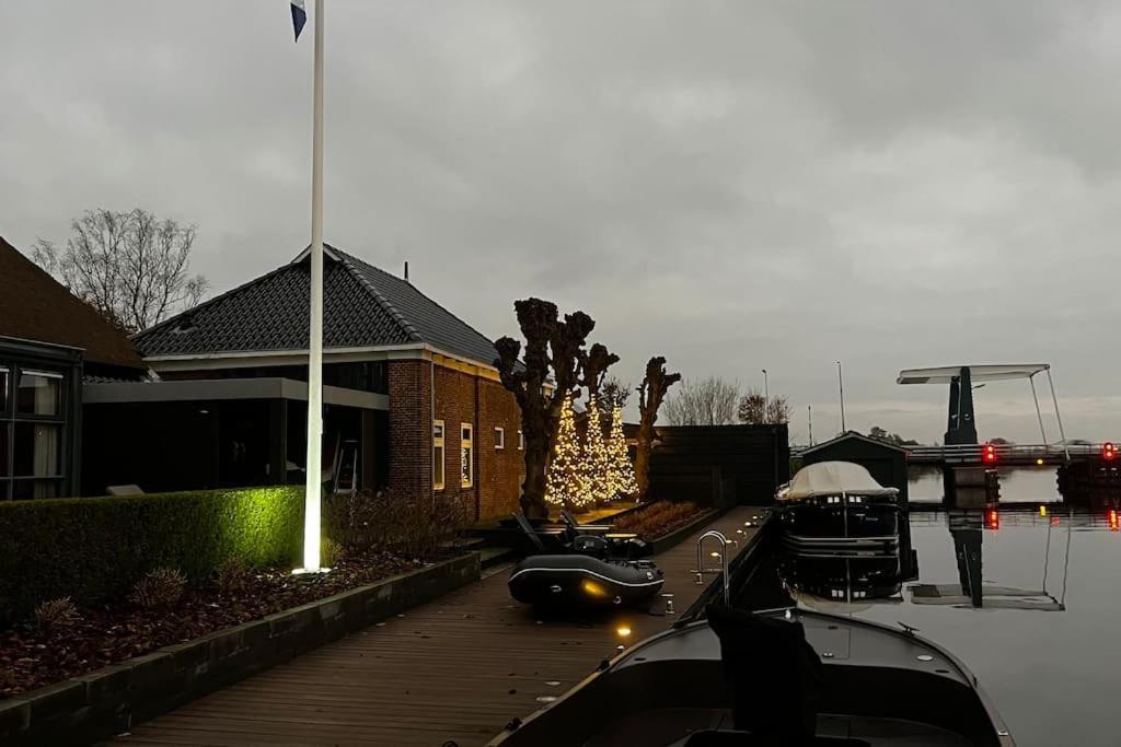 Puur Eastermar - Monumentaal, Authentiek En Luxe Koetshuis Aan Open Vaarwater Met Jacuzzi En Sauna Oostermeer Luaran gambar