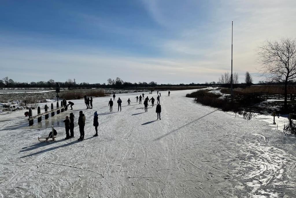 Puur Eastermar - Monumentaal, Authentiek En Luxe Koetshuis Aan Open Vaarwater Met Jacuzzi En Sauna Oostermeer Luaran gambar