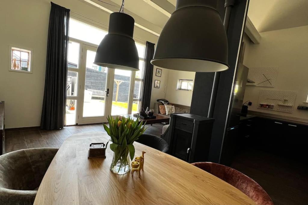 Puur Eastermar - Monumentaal, Authentiek En Luxe Koetshuis Aan Open Vaarwater Met Jacuzzi En Sauna Oostermeer Luaran gambar