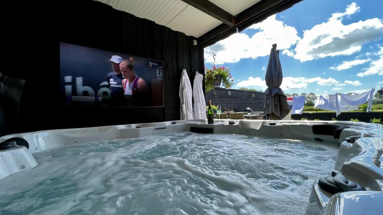 Puur Eastermar - Monumentaal, Authentiek En Luxe Koetshuis Aan Open Vaarwater Met Jacuzzi En Sauna Oostermeer Luaran gambar