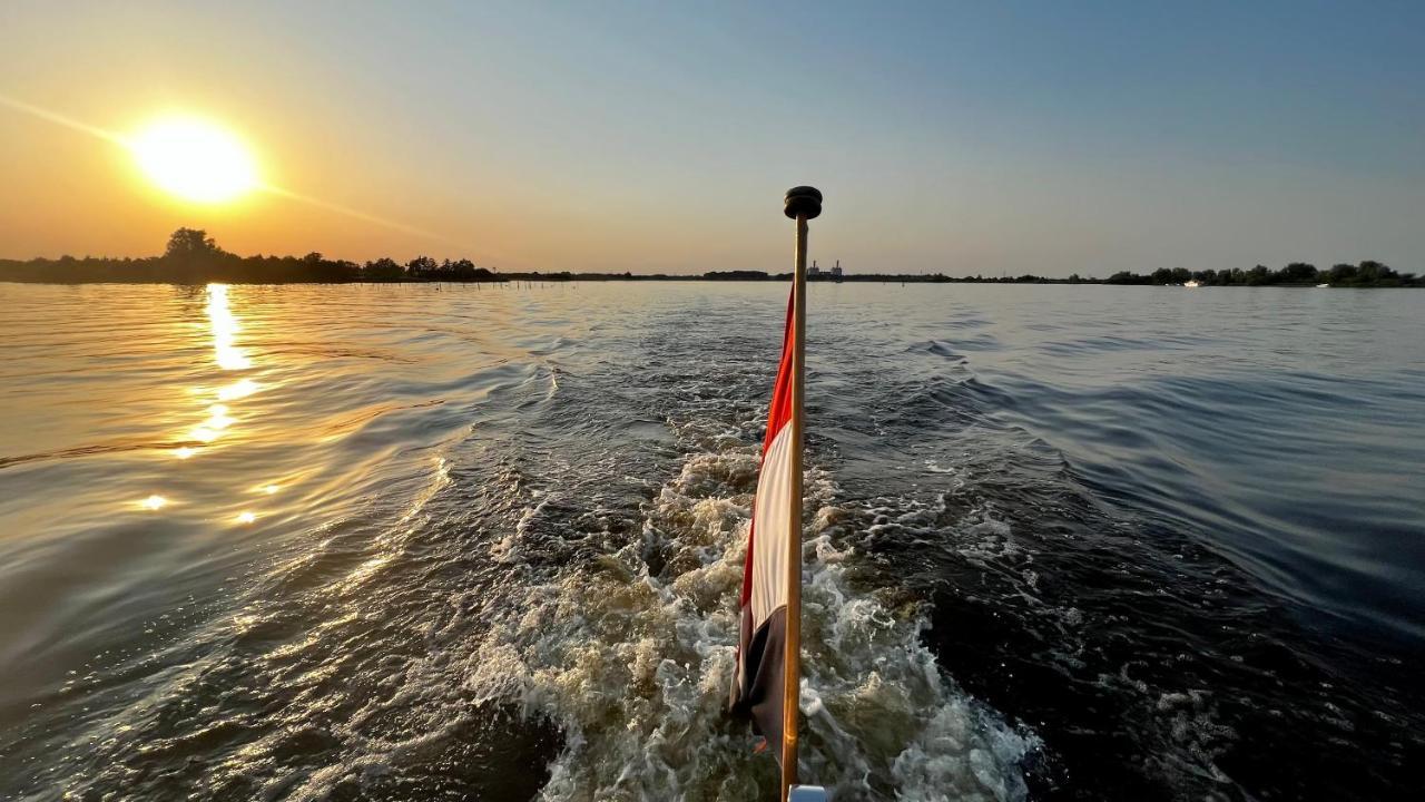 Puur Eastermar - Monumentaal, Authentiek En Luxe Koetshuis Aan Open Vaarwater Met Jacuzzi En Sauna Oostermeer Luaran gambar