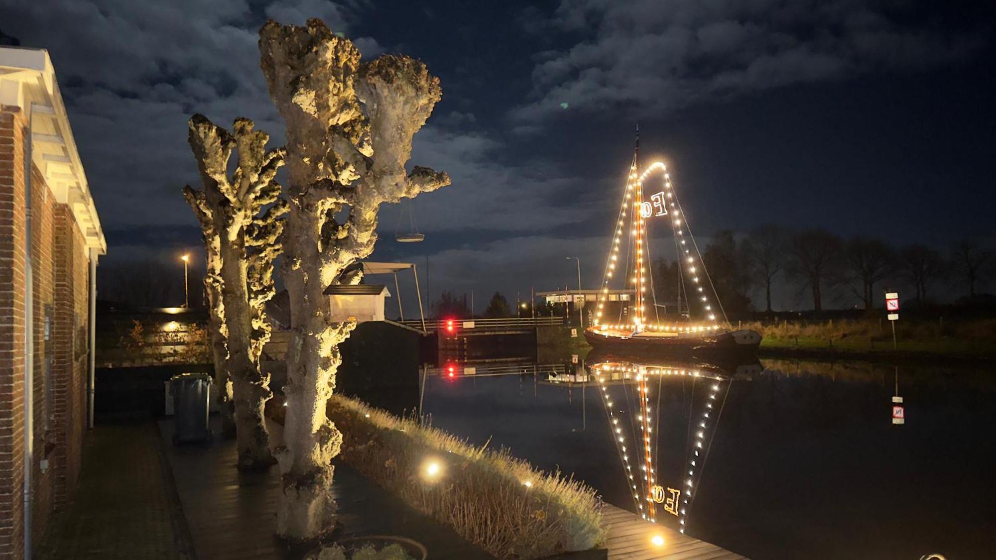 Puur Eastermar - Monumentaal, Authentiek En Luxe Koetshuis Aan Open Vaarwater Met Jacuzzi En Sauna Oostermeer Luaran gambar