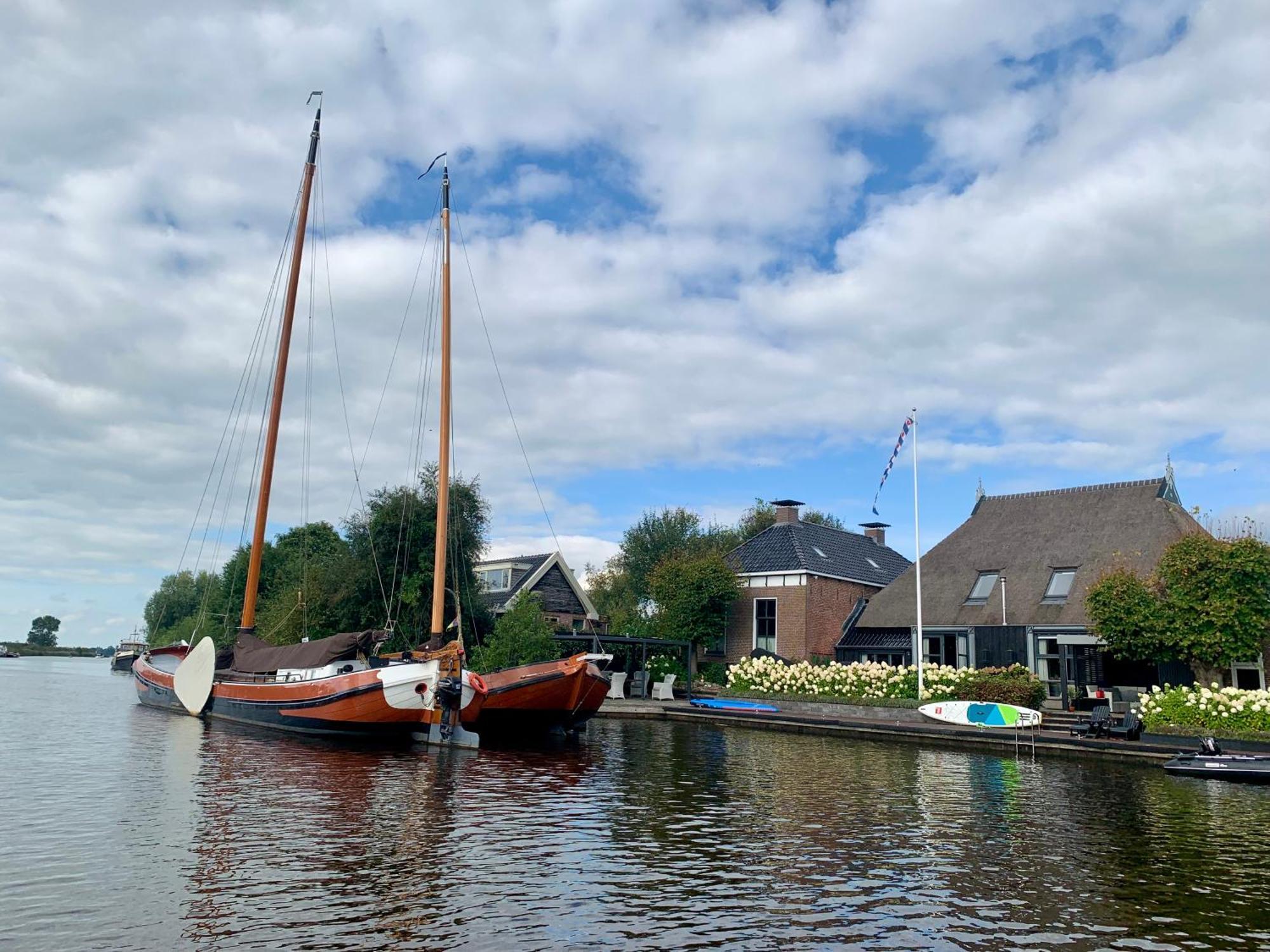 Puur Eastermar - Monumentaal, Authentiek En Luxe Koetshuis Aan Open Vaarwater Met Jacuzzi En Sauna Oostermeer Luaran gambar
