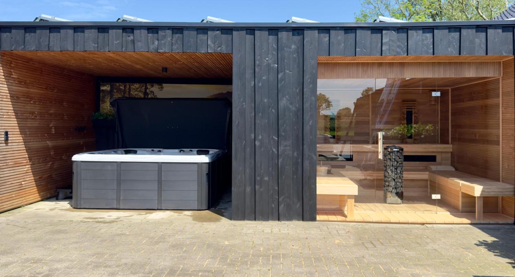 Puur Eastermar - Monumentaal, Authentiek En Luxe Koetshuis Aan Open Vaarwater Met Jacuzzi En Sauna Oostermeer Luaran gambar